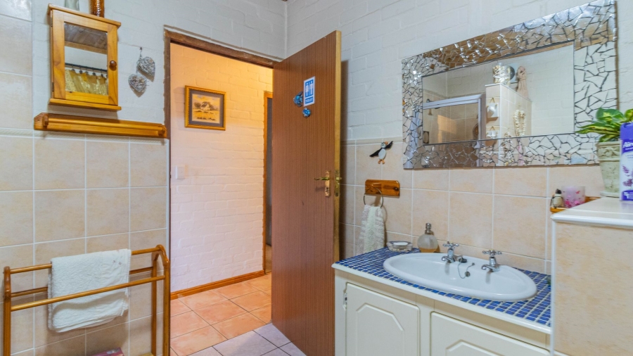 5 Bedroom Property for Sale in Sandbaai Western Cape